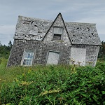 beschädigte Hütte auf einer Wiese, Baumängel