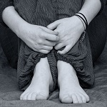 Opfer verängtigt sitzt in der Hocke