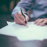 Vertrag bei Versicherung unterschreiben