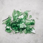 zerbrochene grüne Flasche in Scherben