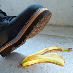 Stiefel tritt auf Bananenschale