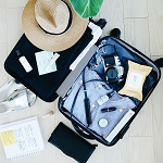 Offener Koffer mit Reisesachen eines Fluggastes